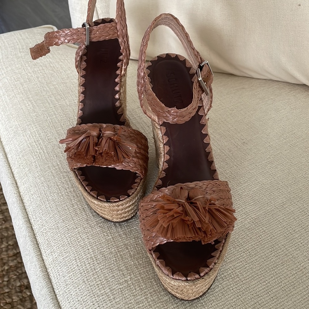 NUDE FRINGE WEDGES